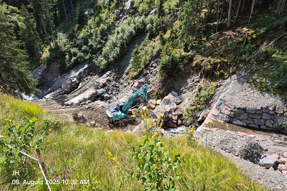 Im Öttenbach in der Gemeinde Sarntal hat das Landesamt für Wildbach- und Lawinenverbauung Nord fünf Konsolidierungssperren aus Zyklopensteinen mit Beton samt seitlichen Uferschutzmauern gebaut. (Foto: LPA/Landesamt für Wildbach- und Lawinenverbauung Nord/Johannes Holzner)