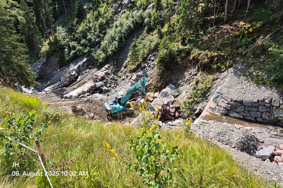 Sul Rio Deserto, nel Comune di Sarentino, l'Ufficio Sistemazione bacini montani Nord ha costruito cinque briglie di consolidamento in pietra ciclopica con cemento e muri di sponda laterali. (Foto: USP/Ufficio Sistemazione bacini montani nord/Johannes Holzner)