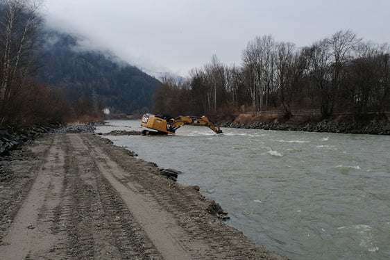Während des Buhnenbaus hat die Wildbachverbauung eine Zufahrtspiste (links im Bild) für den Bagger angelegt. (Foto: LPA/Landesamt für Wildbach- und Lawinenverbauung Nord)