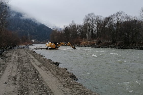 Un momento dei lavori lungo il Fiume Isarco a sud di Bressanone. (Foto: ASP/Ufficio Sistemazione bacini montani nord)