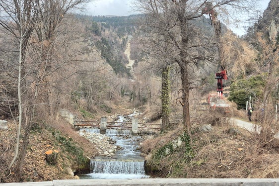 La squadra di controllo dei torrenti sta effettuando lavori di manutenzione sul rio Schlandraun, dal bacino di ritenzione al laghetto di pesca Priel. (Foto: USP/Ufficio Sistemazione bacini montani ovest)