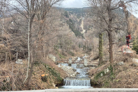 La squadra di controllo dei torrenti sta effettuando lavori di manutenzione sul rio Schlandraun, dal bacino di ritenzione al laghetto di pesca Priel. (Foto: USP/Ufficio Sistemazione bacini montani ovest)