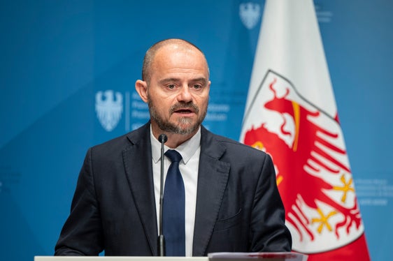 Daniel Bedin, Direktor der Abteilung Hochbau des Landes Südtirol, stellte die Details des Eingriffs zum Austausch der Kühlanlage für die Konservierung der Mumie Ötzi vor. (Foto: LPA/Fabio Brucculeri)