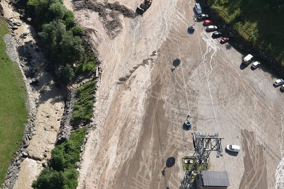Bei einem Erkundungsflug wurden heute die Schäden dokumentiert, die der Murgang im Frötschbach in Seis gestern (22. Juli) Abend verursacht hat. (Foto: Agentur für Bevölkerungsschutz/Omar Formaggioni)