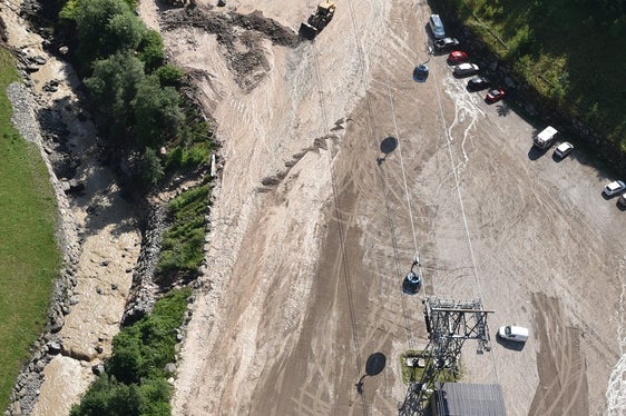 Bei einem Erkundungsflug wurden heute die Schäden dokumentiert, die der Murgang im Frötschbach in Seis gestern (22. Juli) Abend verursacht hat. (Foto: Agentur für Bevölkerungsschutz/Omar Formaggioni)