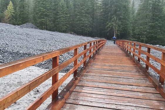Das Bachbett unterhalb der Brücke wird derzeit von einem Bagger freigeschöpft, um zu verhindern, dass die Brücke übermurt oder weggeschwemmt wird. (Foto: LPA/Amt für Wildbach- und Lawinenverbauung West)