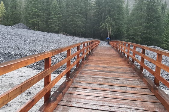 Il letto del torrente sotto il ponte viene attualmente liberato da un escavatore per evitare che il ponte si impantani o venga spazzato via. (Foto: USP/Ufficio sistemazione bacini montani ovest)