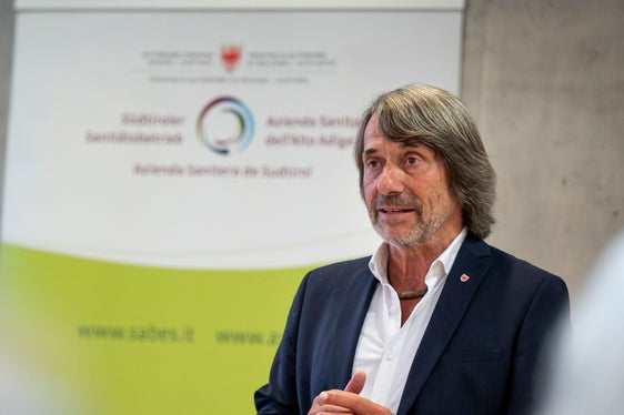 Die ersten Zahlen zeigen, dass wir auf dem richtigen Weg sind. Menschen erhalten schneller die passende Hilfe, und die Notaufnahme gewinnt mehr Zeit für schwere und besonders dringende Fälle. Entscheidend ist, dass jede Patientin und jeder Patient am richtigen Ort versorgt wird, betont Gesundheitslandesrat Hubert Messner. (Foto: LPA/Fabio Brucculeri)
