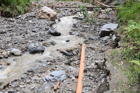 Im Pfarrbach in Enneberg (im Bild) hat die Gemeinde nach den Aufräumarbeiten der Wildbachverbauung die Kanalisierung wieder instandgesetzt. (Foto: LPA/Landesamt für Wildbach- und Lawinenverbauung Ost)