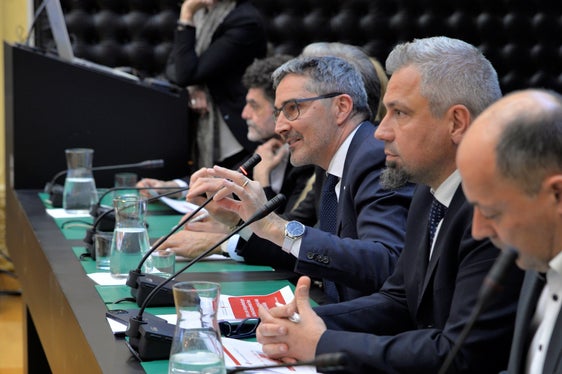 LH Kompatscher (Mi.) präsentierte, wie der Inflationsausgleich für den Vertragszeitraum 2019-2021 für den BÜKV und für den Kollektivvertrag für die Lehrpersonen garantiert werden kann. (Foto: LPA)