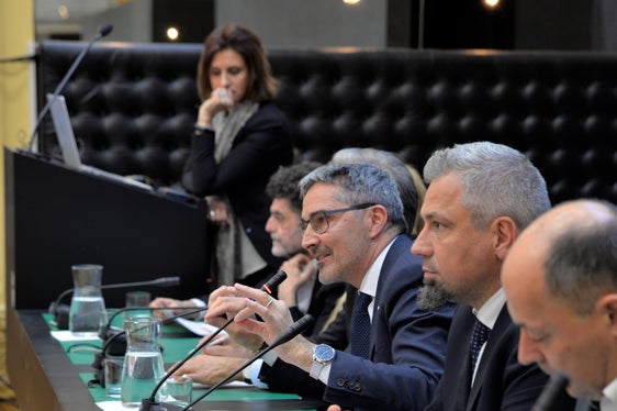 LH Kompatscher (Mi.) präsentierte, wie der Inflationsausgleich für den Vertragszeitraum 2019-2021 für den BÜKV und für den Kollektivvertrag für die Lehrpersonen garantiert werden kann. (Foto: LPA)