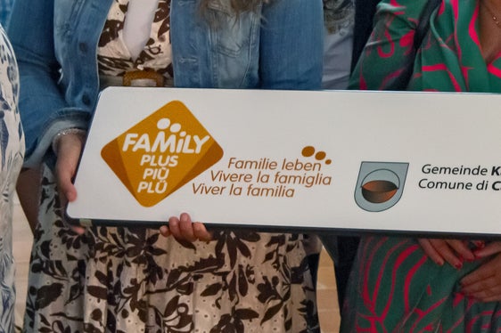 Mit einem Zusatzelement für das Ortsschild kann die Gemeinde Kaltern künftig beim Dorfein- und -ausgang darauf verweisen, nachgewiesenerweise familienfreundlich zu sein. (Foto: LPA/Greta Stuefer)