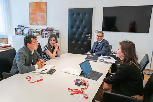 Sie besprachen die Anliegen der Südtiroler Bauernjugend (von links): Landesobmann Raffael Peer, Landesleiterin Viktoria Kössler, Landeshauptmann Arno Kompatscher und Landessekretärin Anna Schenk. (Foto: LPA/Greta Stuefer)