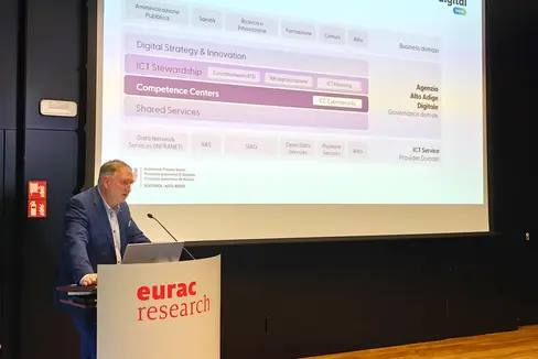 Josef T. Hofer, der Direktor der Abteilung Informatik, begrüßte die Stakeholder beim Forum Digital, das am 28. Oktober in der Eurac abgehalten wurde. (Foto: LPA/Ursula Pirchstaller)