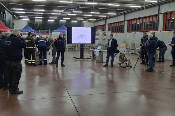 Briefing vor der Abfahrt des Hilfskonvois heute früh in Lavis nördlich von Trient (Foto: Agentur für Bevölkerungsschutz/Andreas Simmerle)
