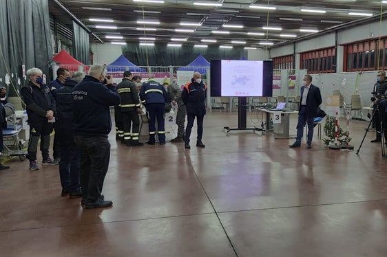 Briefing vor der Abfahrt des Hilfskonvois heute früh in Lavis nördlich von Trient (Foto: Agentur für Bevölkerungsschutz/Andreas Simmerle)