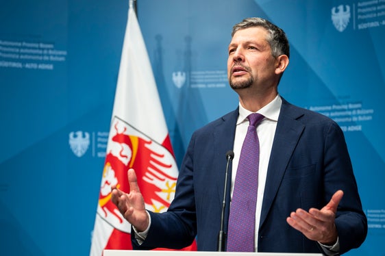 Mobilitätslandesrat Daniel Alfreider erklärte im Rahmen der Pressekonferenz, wie die Wettkampfstätten in und außerhalb von Südtirol am besten zu erreichen sind. (Foto: LPA/Fabio Brucculeri)