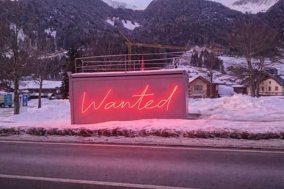 La scritta luminosa sul container, che è già stato collocato in diversi luoghi dell'Alto Adige, richiama l'attenzione sul fatto che uomini e donne meritano pari opportunità in tutti gli ambiti della vita: nel lavoro, nello sport e nella società. (Foto: Niederstätter)