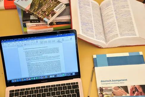 Erinnerungskultur und historisches Bewusstsein sollen künftig noch stärker in den Mittelpunkt rücken: Das deutsche Bildungsressort bereitet dafür unter anderem eine umfassende Aktualisierung der Lehr- und Lernmaterialien zur Geschichte Südtirols vor. (Foto: LPA/Peter Daldos)