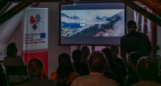 Im Sommer hat Rai Documentari den Film Superare i confini über die Euregio gedreht. Am 24. Oktober wurde er im Rahmen der Euregio-Donnerstage im Waaghaus in Bozen vorgestellt. (Foto: LPA/Daniel von Johnston)