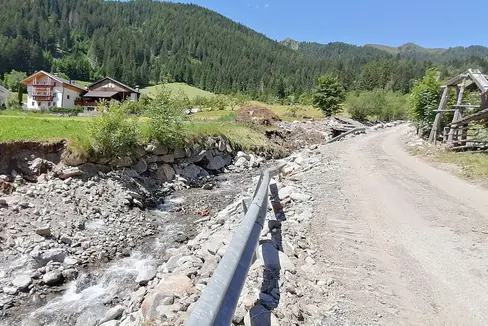 L'Ufficio sistemazione bacini montani Nord dell'Agenzia per la Protezione civile sta eseguendo lavori sul rio di Ceresara, a Racines, dopo i danni causati dal violento nubifragio del 5 giugno (Foto: ASP/Ufficio sistemazione bacini montani Nord)