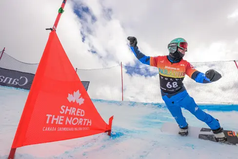 Il tre volte campione del mondo di snowboard paralimpico Emanuel Perathoner sarà la grande speranza altoatesina ai prossimi Giochi Paralimpici invernali di Milano Cortina. (Foto: Fisi. Questa foto può essere utilizzata solo nel contesto di questo comunicato stampa)