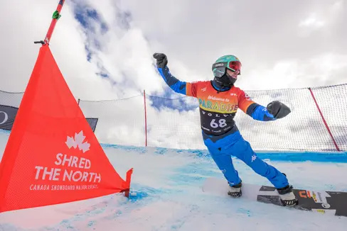 Il tre volte campione del mondo di snowboard paralimpico Emanuel Perathoner sarà la grande speranza altoatesina ai prossimi Giochi Paralimpici invernali di Milano Cortina. (Foto: Fisi. Questa foto può essere utilizzata solo nel contesto di questo comunicato stampa)