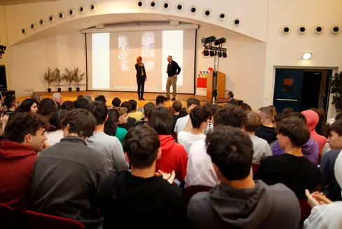 L'ispettrice scolastica Rosmarie Niedermair dialoga con il regista Stefan Winkler al termine della proiezione del film (Foto: ASP/Verena Hilber)