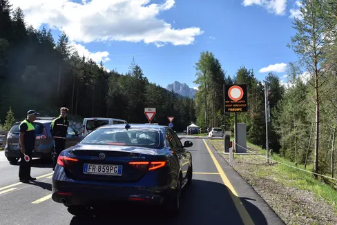 Berechtigte können den Zufahrtspunkt an der Landesstraße Richtung Pragser Wildsee See automatisch passieren. Kameras lesen dafür das Kfz-Kennzeichen, und die Schranke öffnet sich. Wer nicht für die Durchfahrt autorisiert ist, kann mit nachhaltigen Mobilitätsmitteln ins Tal und zum See gelangen. (Foto: LPA/Angelika Schrott)