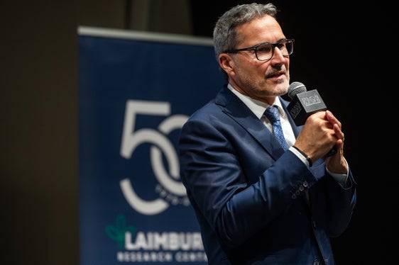 Il presidente della Provincia Arno Kompatscher: Fin dalla sua fondazione, il Centro di Sperimentazione Laimburg è sinonimo di formazione pratica, consulenza solida, ricerca e innovazione in agricoltura e nell'industria alimentare: un vantaggio per tutto l'Alto Adige. (Foto: USP/Centro di Sperimentazione Laimburg/Ivo Corrà)