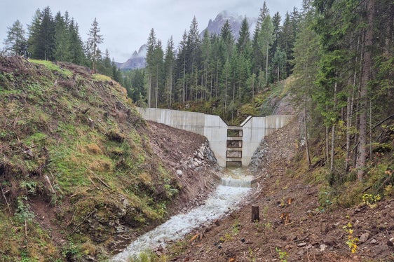 L'Ufficio sistemazione bacini montani est ha costruito una nuova barriera di contenimento sul Rio Sesto, sopra la frazione di Moso. (Foto: USP/Ufficio sistemazione bacini montani est)
