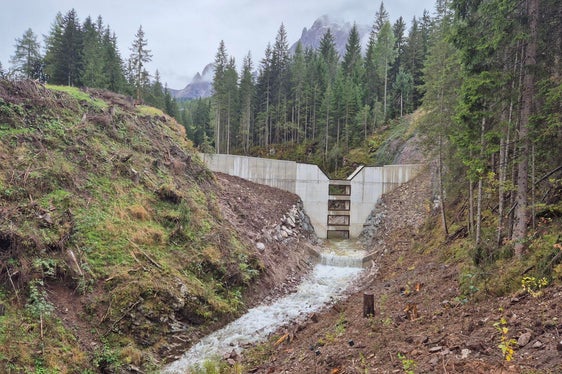 L'Ufficio sistemazione bacini montani est ha costruito una nuova barriera di contenimento sul Rio Sesto, sopra la frazione di Moso. (Foto: USP/Ufficio sistemazione bacini montani est)