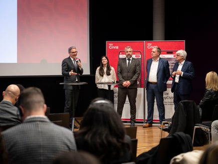 Uns ist bewusst, dass der digitale Wandel für viele eine Umstellung bedeutet. Deshalb investieren wir parallel in die Digipoints vor Ort in den Gemeinden, betonte Landeshauptmann Arno Kompatscher (im Bild von links), bei der Vorstellung des neuen Portals durch Francesca Visconti vom Team Leitprojekt Simply Digital, Generaldirektor Alexander Steiner, Josef T. Hofer, dem Direktor der Agentur für ein digitales Südtirol und SIAG-Generaldirektor Stefan Gasslitter. (Foto: LPA/Fabio Brucculeri)