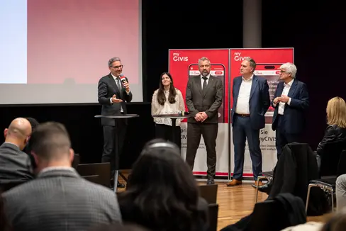 Uns ist bewusst, dass der digitale Wandel für viele eine Umstellung bedeutet. Deshalb investieren wir parallel in die Digipoints vor Ort in den Gemeinden, betonte Landeshauptmann Arno Kompatscher (im Bild von links), bei der Vorstellung des neuen Portals durch Francesca Visconti vom Team Leitprojekt Simply Digital, Generaldirektor Alexander Steiner, Josef T. Hofer, dem Direktor der Agentur für ein digitales Südtirol und SIAG-Generaldirektor Stefan Gasslitter. (Foto: LPA/Fabio Brucculeri)