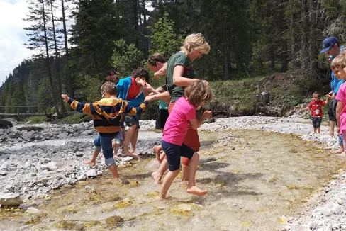 Se entrambi i genitori svolgono attività di cura nei primi mesi di vita del figlio, possono richiedere l'assegno provinciale al nucleo familiare + (Foto: ASP/Johanna Berger)