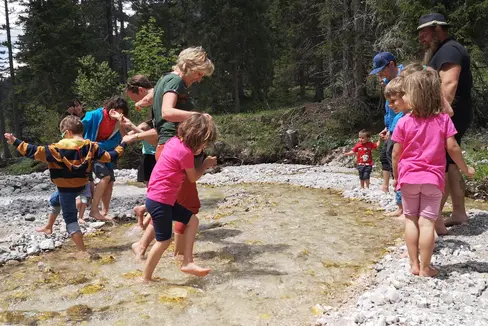 Se entrambi i genitori svolgono attività di cura nei primi mesi di vita del figlio, possono richiedere l'assegno provinciale al nucleo familiare + (Foto: ASP/Johanna Berger)