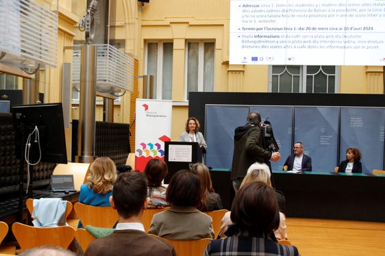 Sie wünsche sich, dass die Schulen das Angebot nutzen und unterstützen und die Jugendlichen nach ihrer Rückkehr begleiten, sagte die ladinische Bildungsdirektorin Edith Ploner. (Foto: LPA/Verena Hilber)