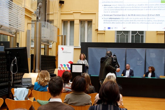 Sie wünsche sich, dass die Schulen das Angebot nutzen und unterstützen und die Jugendlichen nach ihrer Rückkehr begleiten, sagte die ladinische Bildungsdirektorin Edith Ploner. (Foto: LPA/Verena Hilber)