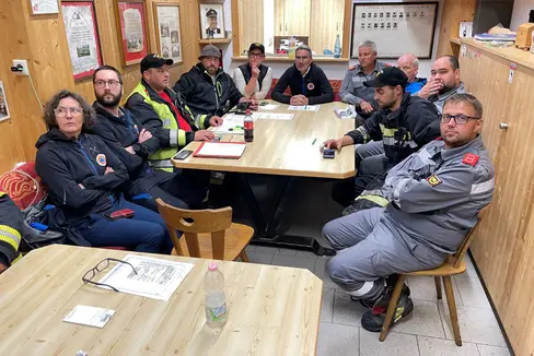 Landeshauptmann und Bevölkerungsschutzlandesrat Arno Kompatscher (im Zentrum) bei der Lagebesprechung in der Halle der Freiwilligen Feuerwehr Trens mit Vertretern der Wildbachverbauung und der Berufsfeuerwehr, der Freiwilligen Feuerwehr und der Gemeinde Freienfeld (Foto: LPA/G.News)