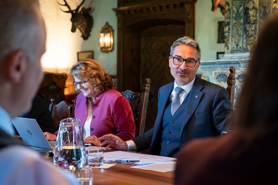 “L’accordo che ho sottoscritto nello scorso mese di dicembre assieme al presidente del Consiglio dei Comuni Dominik Oberstaller prevede, solo per il 2026, ben 180 milioni per gli investimenti e contiene diverse novità anche per le spese correnti” ha spiegato a sindache e sindaci Kompatscher. (Foto: USP/Fabio Brucculeri)
