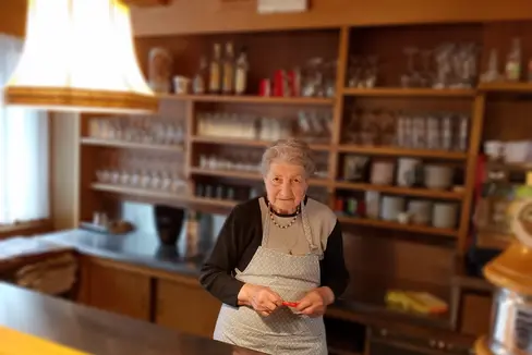 Gertraud Parteli führt in Penon das Gasthaus an der Himmelspfort, das einzige im Dorf. (Foto: LPA/Gasthaus an der Himmelspfort)