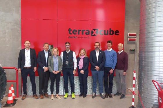 Im NOI Technpark in Bozen haben die jungen Beamten der Bayrischen Staatskanzlei den Extremklimasimulator terraXcube besichtigt. (Foto: LPA)