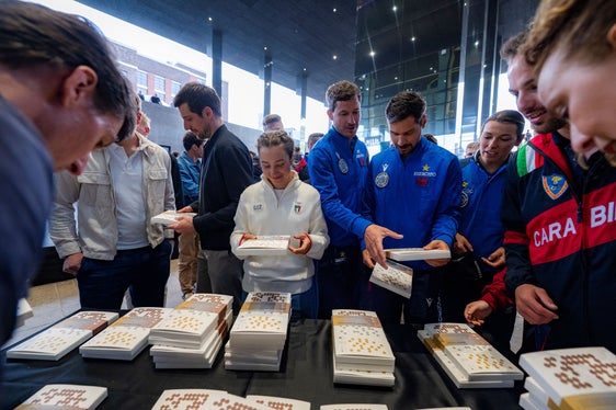 Le atlete e gli atleti olimpici e paralimpici hanno ricevuto un dono simbolico dalla Provincia autonoma di Bolzano. (Foto: USP/Manuela Tessaro)