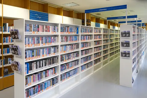 L’Ufficio Educazione permanente, biblioteche e audiovisivi (Centro Audiovisivi), in collaborazione con la Sede Rai di Bolzano, presenta un progetto dedicato al racconto della storia recente dell’associazionismo culturale in Alto Adige attraverso i materiali audiovisivi prodotti dal 2000 al 2025. (Foto: Ufficio Educazione permanente, biblioteche e audiovisivi)