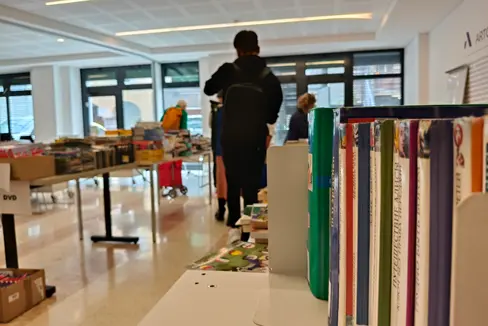 Eine wahre Fundgrube: Das Interesse an gebrauchten Texten, Schriften und Aufsätzen zum Thema Sprachen im Kulturzentrum Trevi war groß. (Foto: LPA)