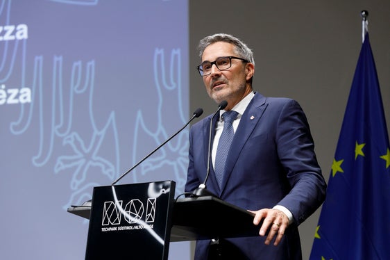 Sicherheit startet beim Respekt füreinander und beim Respekt der geltenden Regeln. Denn Sicherheit ist immer ein Thema von gesellschaftlicher Relevanz, sagte Landeshauptmann Kompatscher bei der heutigen Landessicherheitskonferenz. (Foto: LPA/Tiberio Sorvillo)