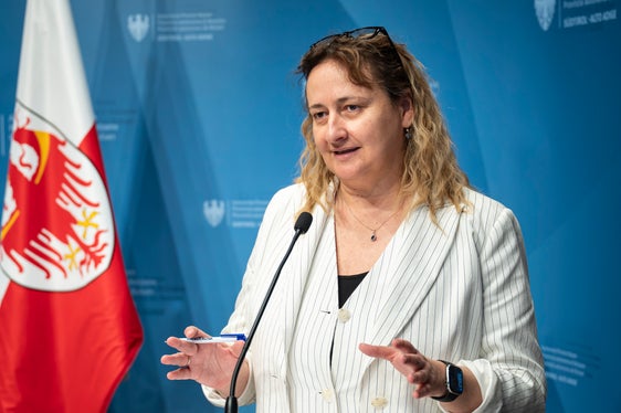 Paola Santoro, Direktorin der Abteilung für territoriale Dienste der Gemeinde Bozen, berichtete von den (positiven) Erfahrungen, welche die Gemeinde Bozen bisher mit den Instrumenten der Mitplanung und Mitgestaltung gemacht haben. (Foto: LPA/Fabio Brucculeri)