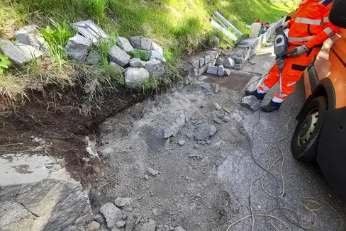 Le squadre di manutenzione stradale sono in servizio in Val di Vizze per risanare alcuni muri lungo l'arteria stradale (Foto: ASP/Servizio strade Val d'Isarco)
