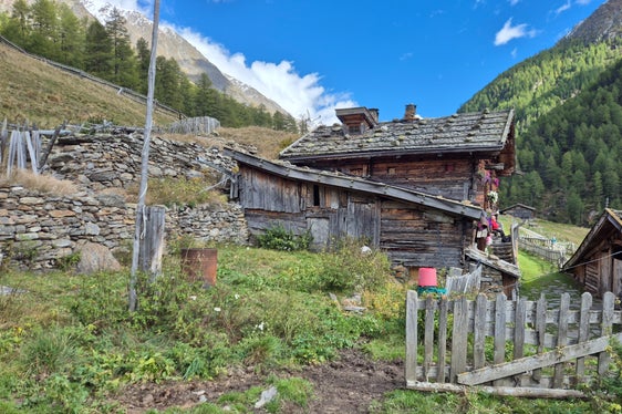 Il terrapieno Ebenhöh, situato a monte della malga Mitterkaser Alm, era parzialmente franato e premeva contro il muro di sostegno dello storico edificio sottoposto a tutela monumentale, un antico maso della Val di Fosse nel comune di Senales; l’Ufficio Sistemazione bacini montani ovest ha così preso in carico i lavori, avviati lo scorso maggio e ora giunti al termine. (Foto: USP/Ufficio Sistemazione bacini montani ovest dell’Agenzia per la Protezione civile)
