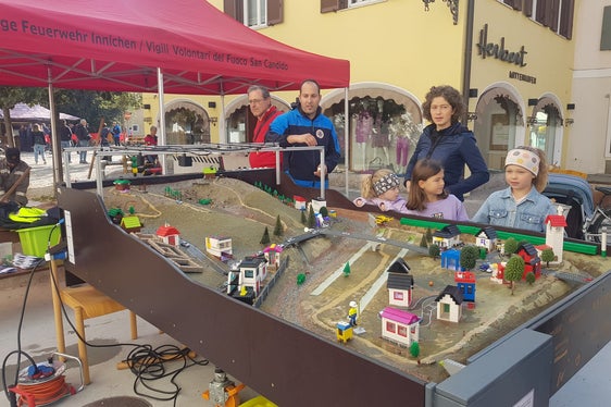 Hochwasser und Hochwasserschutz zum Anfassen: Mit dem Naturgefahren-Modell der Universität München führten Mitarbeiter und Mitarbeiterinnen der Agentur für Bevölkerungsschutz ein wichtige Thema anschaulich vor Augen. (Foto: LPA/G.News)